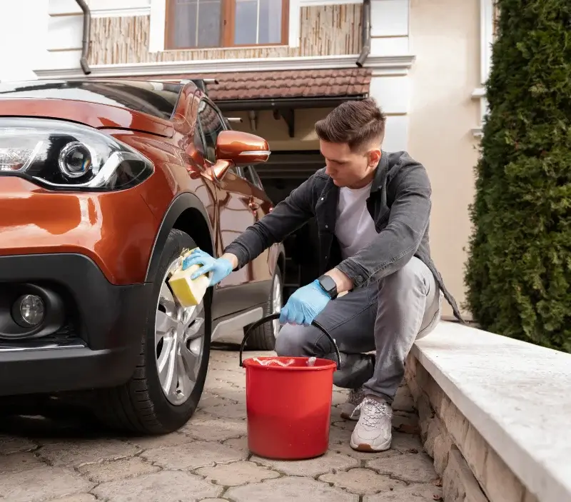Lavage auto à domicile Eslettes : professionnel intervenant sur un véhicule